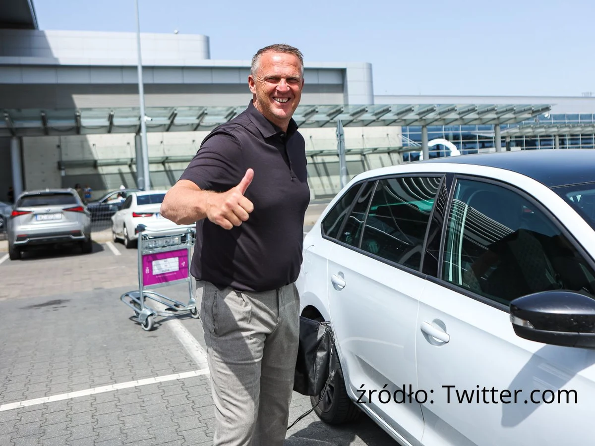 Holenderski szkoleniowiec John van den Brom będzie nowym trenerem piłkarzy Lecha Poznań. Jak poinformował klub, trener w niedzielę przyleciał do stolicy Wielkopolski, a w poniedziałek formalnie przejmie obowiązki.