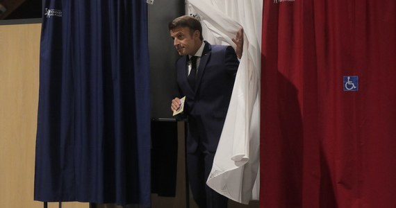 W II turze wyborów parlamentarnych we Francji w niedzielę koalicja prezydencka Emmanuela Macrona zdobędzie od 205 do 235 miejsc w Zgromadzeniu Narodowym, zaś koalicja lewicy Nupes pod wodzą Jeana-Luca Melenchona od 170 do 190 mandatów - wynika z sondażu instytutu Elabe -SFR-Express.