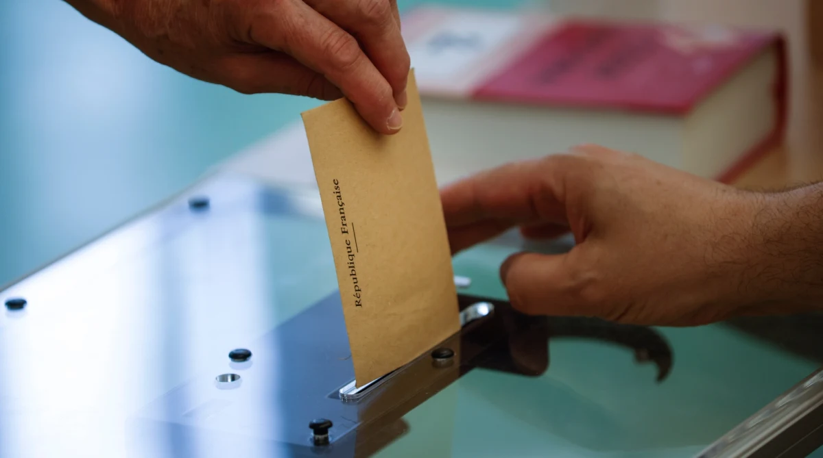 "We Francji nie było rządu mniejszościowego od dziesiątek lat." - komentował w rozmowie z Bogdanem Zalewskim w radiu RMF24 Frédéric Schneider - redaktor francuskojęzycznej edycji VoxEurop, prezes French-Polish Bridges, z wykształcenia politolog, ekonomista i lingwista. Gość porannej rozmowy "7 pytań o 7:07" tłumaczył także, dlaczego we Francji obowiązuje ordynacja większościowa.