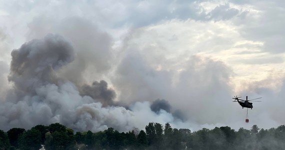 W Brandenburgii od piątku spłonęło kilkaset hektarów lasu. Pożarom sprzyja upał i silny wiatr, ewakuowano mieszkańców kilku miejscowości. Na części zagrożonego obszaru znajduje się nieczynny poligon, co dodatkowo utrudnia akcję ratowniczo-gaśniczą - podaje portal dziennika "Bild". 