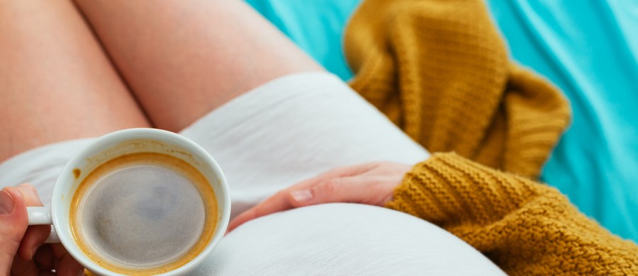 Wykorzystując badania genetyczne, naukowcy z australijskiego University of Queensland wykazali, że codzienne picie kawy w umiarkowanych ilościach nie zwiększa ryzyka poronienia, urodzenia martwego dziecka ani przedwczesnego porodu. O wynikach badań czytamy w „International Journal of Epidemiology”.