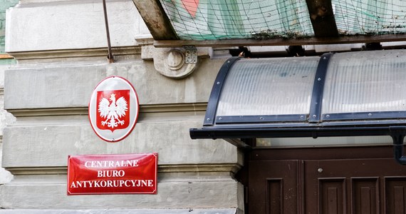 ​Centralne Biuro Antykorupcyjne zatrzymało cztery osoby, w sprawie powoływania się na wpływy w instytucjach samorządowych i państwowych w sprawie odrolnienia gruntów. To trzech wielkopolskich przedsiębiorców i komornik sądowy z Wrześni.