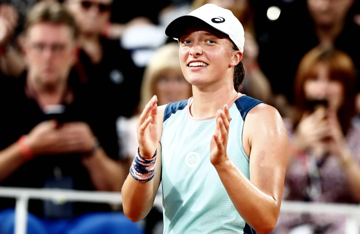 Na tydzień przed Wimbledonem Iga Świątek wciąż znajduje się na czele światowego rankingu tenisistek WTA. Polka wygrała sześć ostatnich turniejów, w tym wielkoszlemowy Roland Garros. W rankingu mężczyzn na 10. miejsce awansował Hubert Hurkacz.