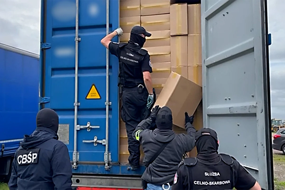 ​Funkcjonariusze CBŚP i KAS przejęli prawie 33 mln papierosów bez polskich znaków akcyzy, wartych blisko 25 mln zł. Nielegalny towar przypłynął do Polski z Singapuru w 3 kontenerach, w których według dokumentów miały znajdować się akcesoria budowlane. Dzięki współpracy służb Skarb Państwa nie został narażony na straty około 40 mln zł. Sprawę nadzoruje Prokuratura Okręgowa w Gdańsku.