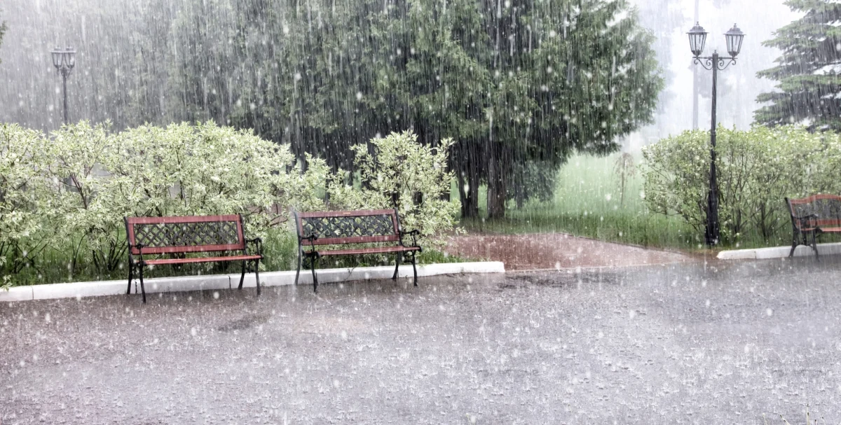 Ostrzeżenie drugiego stopnia przed burzami z gradem na terenie całego województwa dolnośląskiego wydał w poniedziałek IMGW. Na tym terenie obowiązuje też w poniedziałek ostrzeżenie przez upałem.