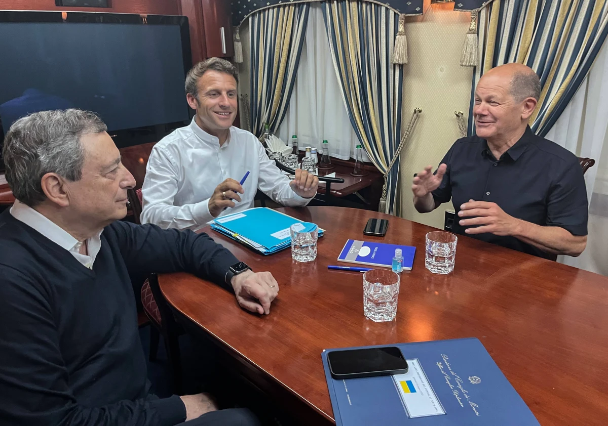 RMF FM ujawnia: awaria kolejowa znacznie utrudniła zeszłotygodniową podróż z Rzeszowa do Kijowa delegacji prezydenta Francji, kanclerza Niemiec i premiera Włoch. Tuż przed zaplanowanym przejazdem ich pociągu specjalnego, przed granicą po polskiej stronie zerwana została sieć trakcyjna. Sprawę badają służby specjalne.