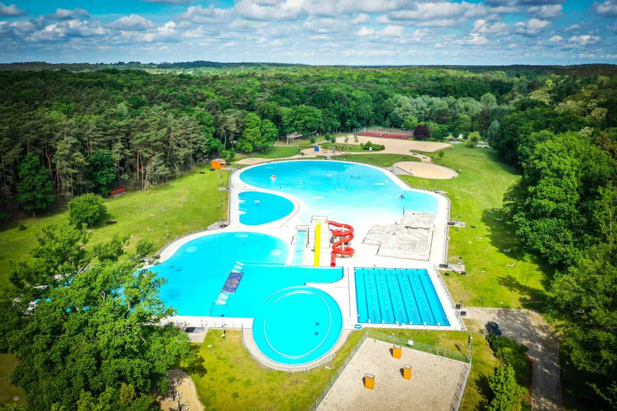 Kompleks basenów na szczecińskiej Arkonce ponownie otwarty. W ubiegłym tygodniu w wodzie wykryto groźne bakterie. Kąpielisko trzeba było zamknąć i zdezynfekować.