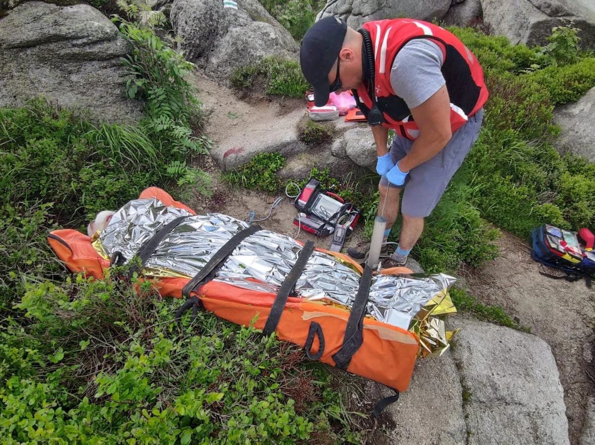 ​Aż 35 razy interweniowali karkonoscy goprowcy podczas minionego długiego weekendu. Na szlakach był bardzo duży ruch. Najwięcej było wypadków turystycznych - mowa tu o urazach rąk i nóg czy zasłabnięciach w wyniku upałów.