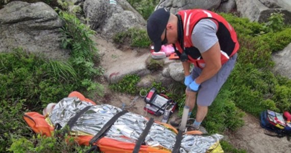 ​Aż 35 razy interweniowali karkonoscy goprowcy podczas minionego długiego weekendu. Na szlakach był bardzo duży ruch. Najwięcej było wypadków turystycznych - mowa tu o urazach rąk i nóg czy zasłabnięciach w wyniku upałów.