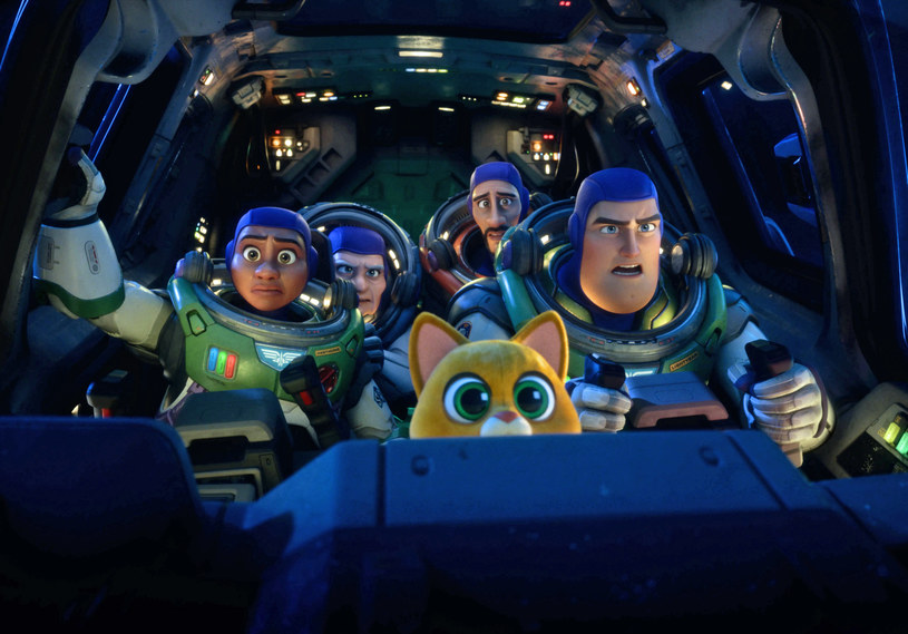Po raz ostatni animację studia Pixar pokazywano w Ameryce Północnej wyłącznie w kinach wiosną 2020 roku. Od tego czasu kolejne produkcje legendarnej wytwórni pojawiały się jednocześnie na dużych ekranach i w serwisach streamingowych. Niedawno studio Disneya, do którego należy Pixar, zdecydowało, że najwyższy czas powrócić do standardowej dystrybucji kinowej. I teraz może tego pożałować. Nakręcony za 200 milionów dolarów film "Buzz Astral" zarobił bowiem w pierwszy weekend wyświetlania w Ameryce Północnej jedynie 50 milionów dolarów.