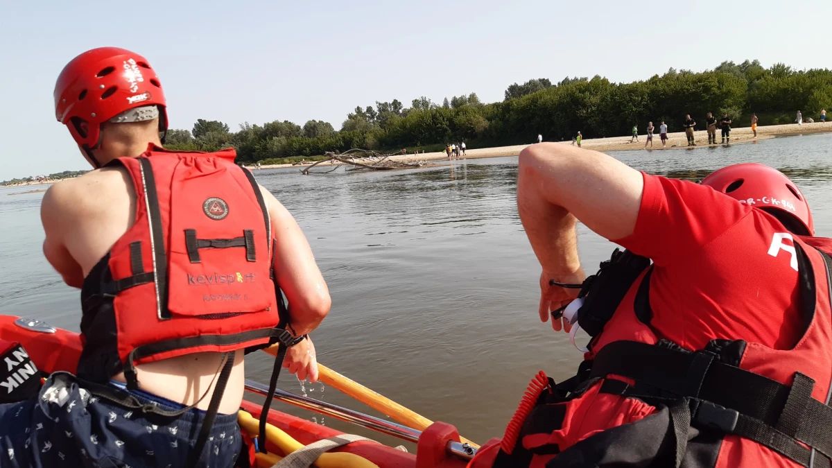 ​WOPR, straż pożarna i policja od rana kontynuują poszukiwania dwóch młodych ludzi, którzy w niedzielę przy plaży w Górze Kalwarii (Mazowieckie) kąpali się w Wiśle i zniknęli w jej nurcie - poinformowała  dyżurna grupy interwencyjnej Góra Kalwaria piaseczyńskiego WOPR.
