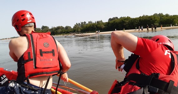 ​WOPR, straż pożarna i policja od rana kontynuują poszukiwania dwóch młodych ludzi, którzy w niedzielę przy plaży w Górze Kalwarii (Mazowieckie) kąpali się w Wiśle i zniknęli w jej nurcie - poinformowała  dyżurna grupy interwencyjnej Góra Kalwaria piaseczyńskiego WOPR.
