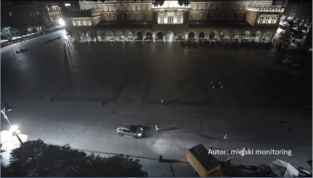 Strażnicy miejscy i pracownicy MPO ujęli kierowcę, który w nocy z ogromną prędkością jeździł po płycie Rynku Głównego w Krakowie. Mężczyzna próbował potrącić jednego z mundurowych, ale na szczęście nikomu nic się nie stało.