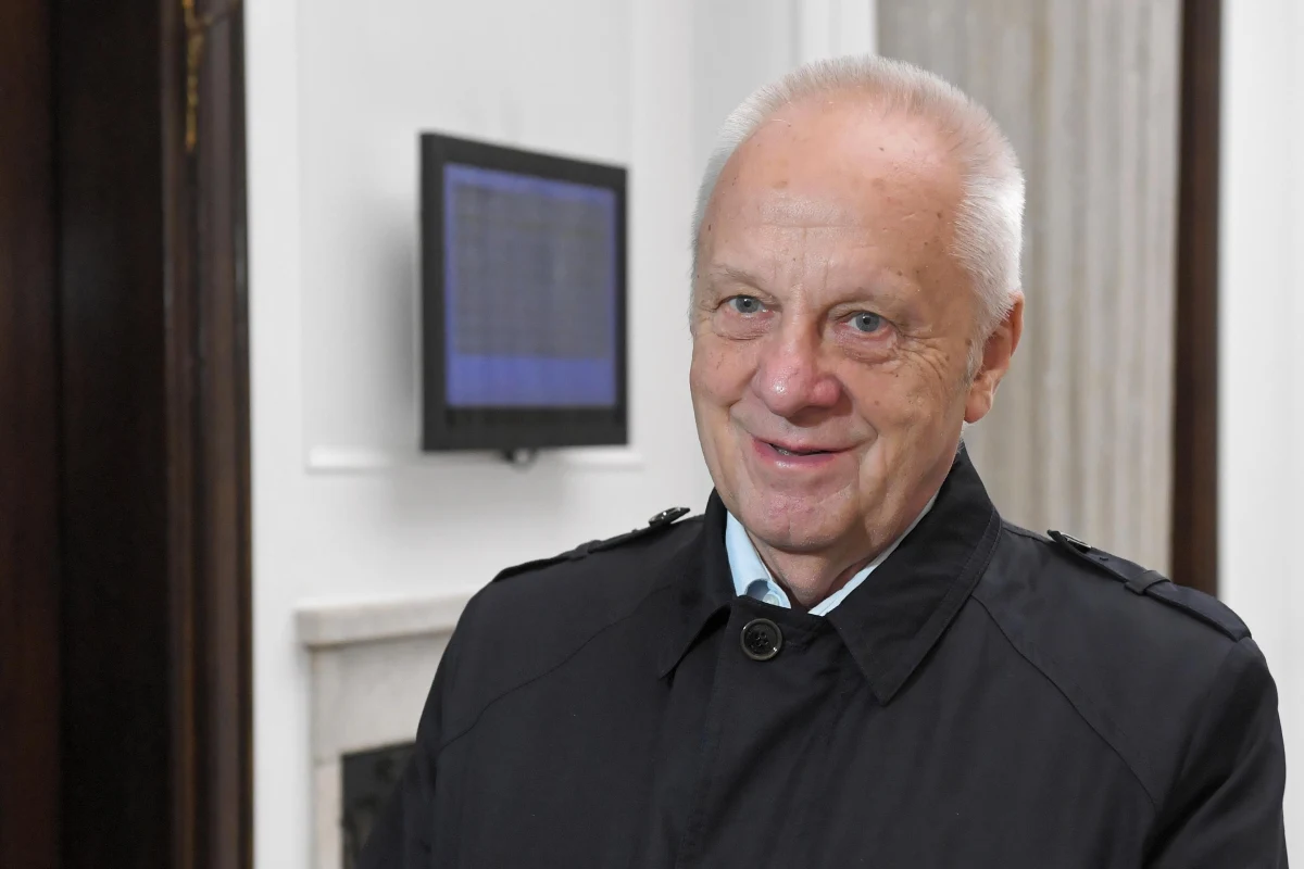 Sąd Rejonowy w Łodzi uniewinnił Stefana Niesiołowskiego w głośnym procesie dotyczącym tzw. seksafery z lat 2013-2015. O wyroku, który nie jest prawomocny, poinformował Ryszard Kalisz.