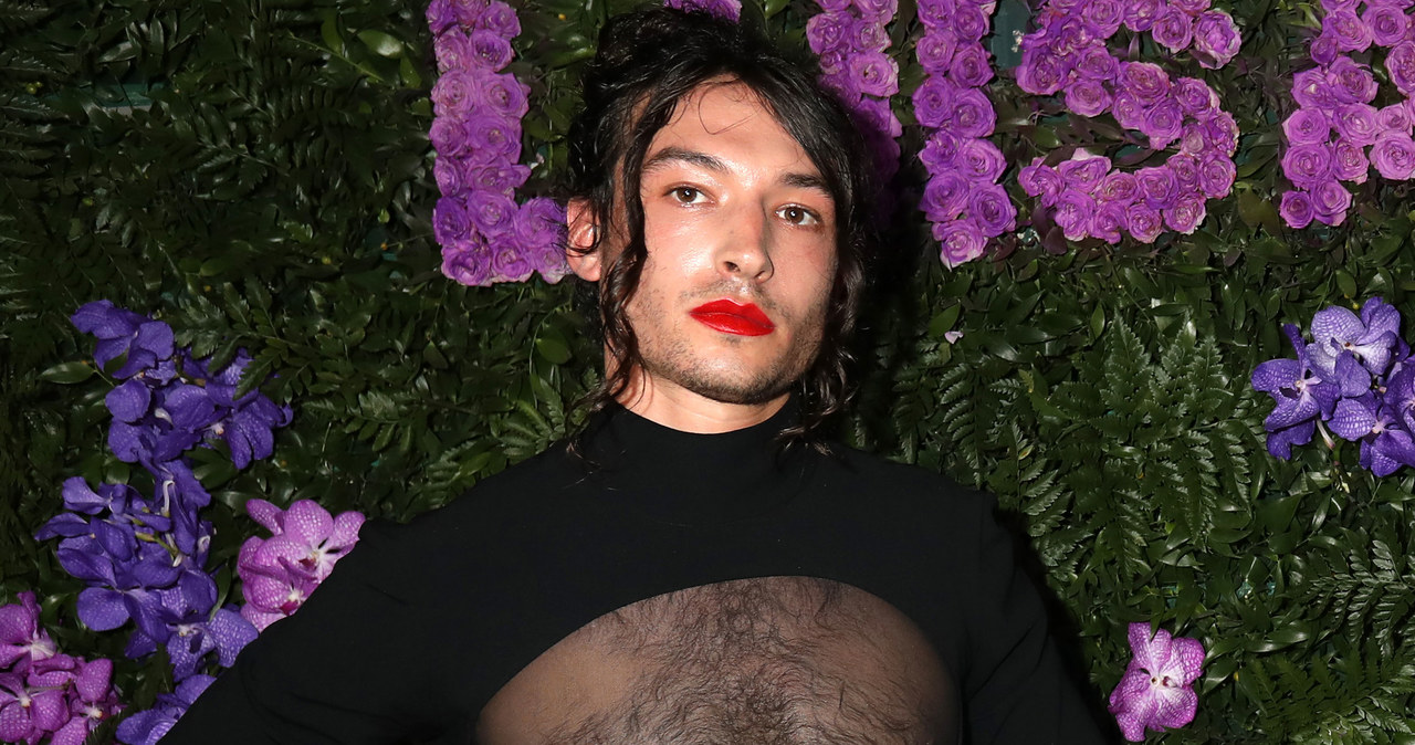 Znany z filmów "Musimy porozmawiać o Kevinie" czy serii "Fantastyczne zwierzęta" Ezra Miller od pewnego czasu ma poważne problemy z prawem. 29-letni gwiazdor wiosną został dwukrotnie aresztowany na Hawajach za napaść, a niedawno wysunięto pod jego adresem zarzuty o uwodzenie i demoralizację 12-letniej dziewczynki. Jak donosi serwis "Deadline", wytwórnia Warner Bros. w reakcji na te oskarżenia zamierze zerwać z nim współpracę po premierze filmu "The Flash", w którym Miller gra główną rolę.