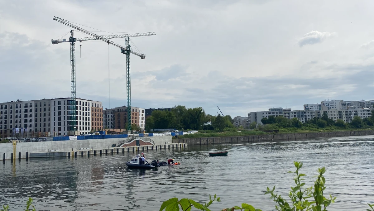 Tuż przed wakacjami, uczniowie praskich szkół podstawowych uczyli się, jak zadbać nad wodą o bezpieczeństwo swoje i innych. Była nauka pierwszej pomocy, prezentacja specjalistycznego sprzętu, ale przede wszystkim młodzi ludzie obserwowali działania służb ratunkowych na wodzie, według określonego scenariusza. 