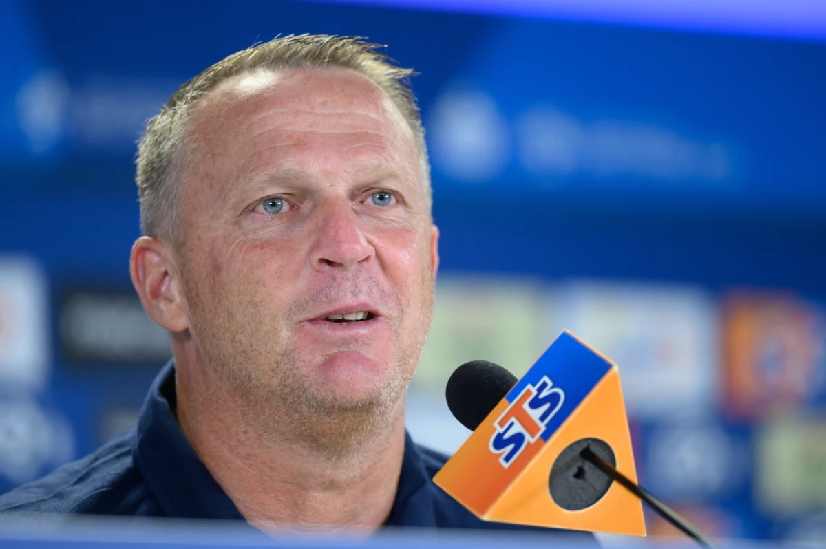 John van den Brom zapowiedział, że nie zamierza zmieniać ustawienia i stylu gry piłkarskiego mistrza Polski Lecha Poznań. "Filozofia klubu jest zgodna z moją. Chcę, aby zespół prezentował się ofensywnie i w tym kierunku będziemy zmierzać" – dodał Holender.