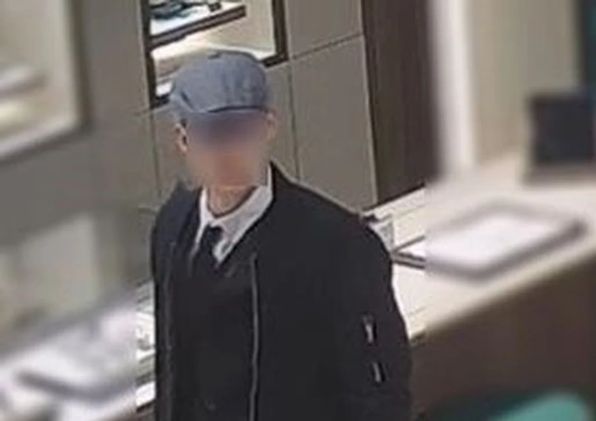 Zatrzymanie po trzech latach. Policjanci ujęli 27-latka, który w 2019 r. w jednej z gdańskich galerii ukradł zegarek o wartości 144 tys. zł. Mężczyzna usłyszał już zarzuty. 