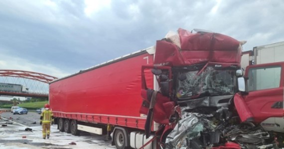 Wypadek na autostradzie A1. Przy zjeździe na Piekary Śląskie zderzyły się dwie ciężarówki i samochód osobowy. Jedna osoba zmarła, a jedna jest ranna. 