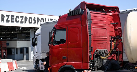 Przez przejście graniczne w Korczowej na Podkarpaciu od dzisiaj może przejechać znacznie więcej ciężarówek z Ukrainy. To dzięki zmianie organizacji - po wzmocnieniu kadrowym możemy przyjąć od strony ukraińskiej nawet o połowę więcej ciężarówek niż do tej pory. To ważne m.in. w kontekście eksportu zboża od naszych wschodnich sąsiadów, którego nie można wydostać przez Morze Czarne.