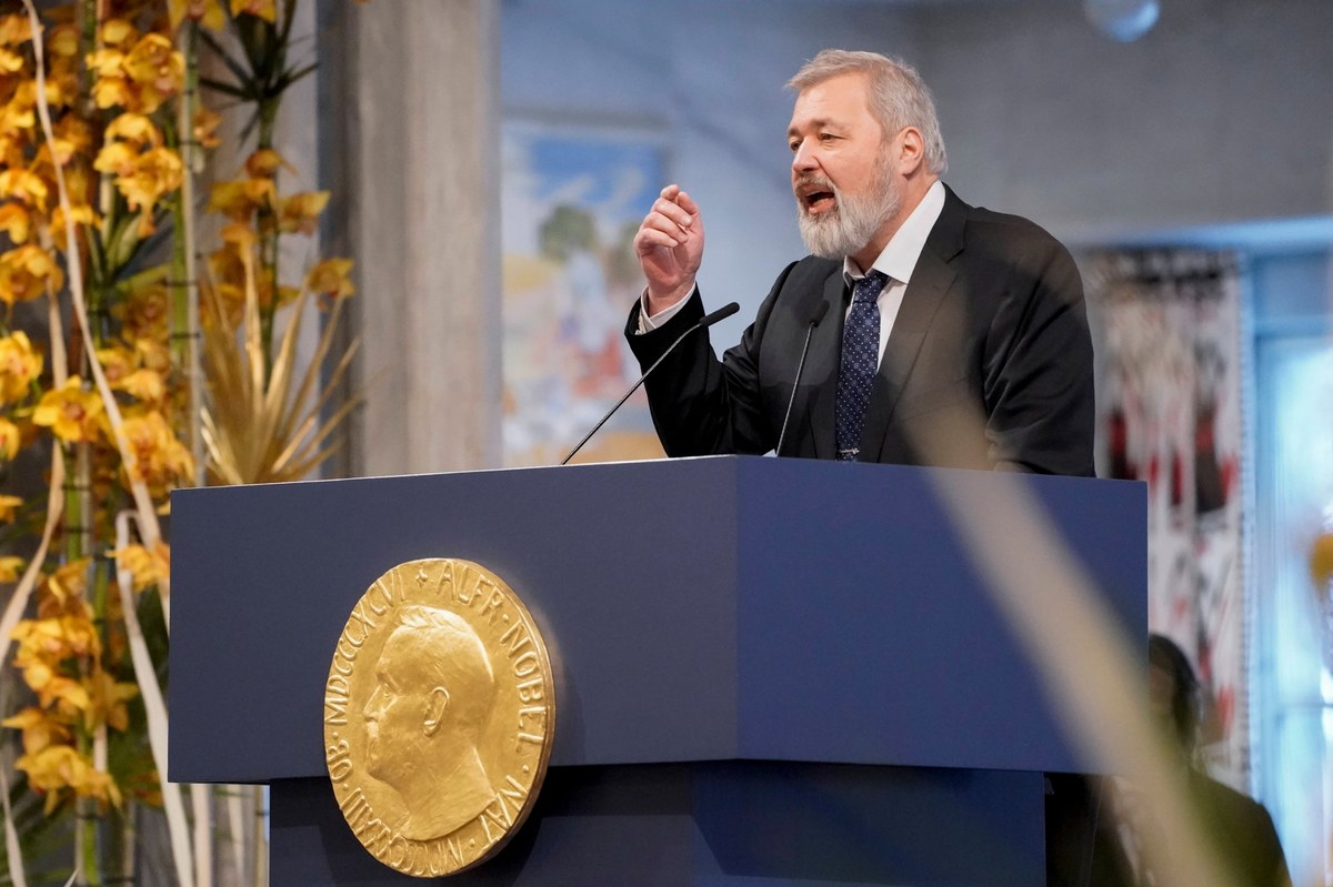 Dmitry Muratow, laureat Pokojowej Nagrody Nobla oddaje swój złoty medal na aukcję. Pieniądze ze sprzedaży 23-karatowego odznaczenia Rosjanin chce przeznaczyć na dzieci-uchodźców z Ukrainy. 