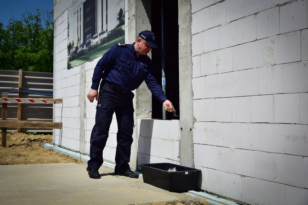 Dziś, uroczyście podpisano i wmurowano akt erekcyjny pod budowę nowej siedziby Komisariatu Policji II w Rzeszowie. Na ul. Błogosławionej Karoliny, w miejscu, gdzie powstaje nowoczesny obiekt, spotkali się przedstawiciele policji oraz władz. Inwestycja będzie kosztowała 35 mln zł. 