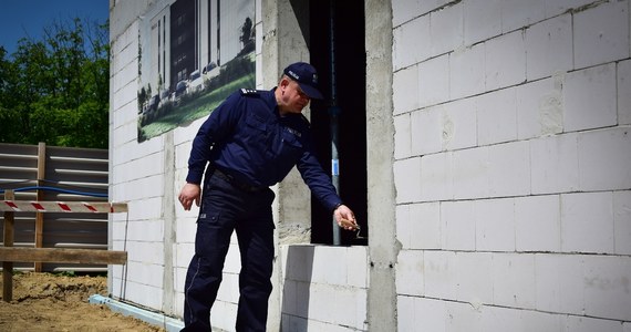 Dziś, uroczyście podpisano i wmurowano akt erekcyjny pod budowę nowej siedziby Komisariatu Policji II w Rzeszowie. Na ul. Błogosławionej Karoliny, w miejscu, gdzie powstaje nowoczesny obiekt, spotkali się przedstawiciele policji oraz władz. Inwestycja będzie kosztowała 35 mln zł. 