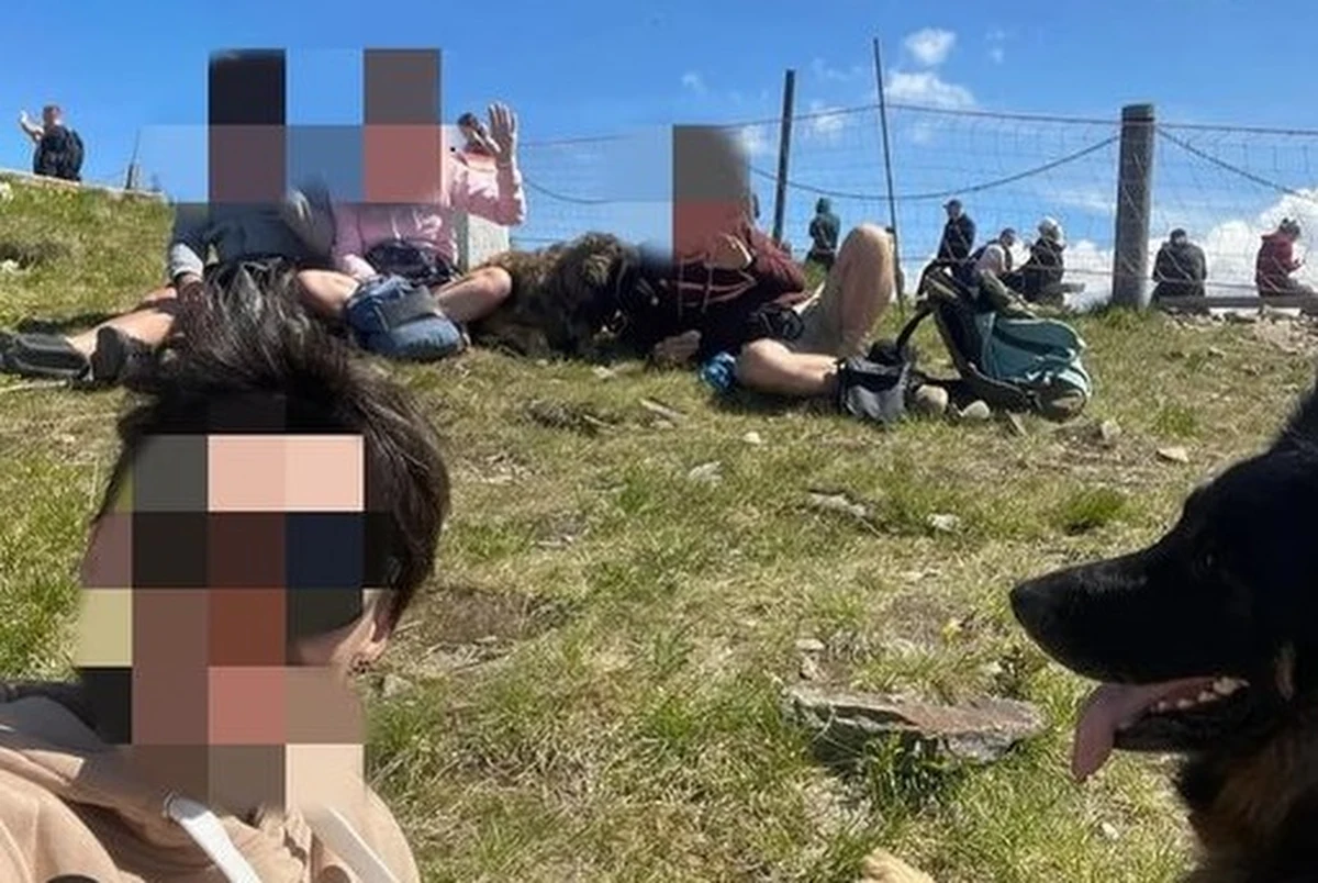 Nieodpowiedzialni turyści w Karkonoszach. Podczas długiego weekendu, kilka osób idących szlakiem prowadzącym na Śnieżkę przeszło za siatki chroniące unikalne karkonoskie murawy przed wydeptywaniem. Jak widać na zdjęciu - wędrujący zrobili sobie tam miejsce do odpoczynku.