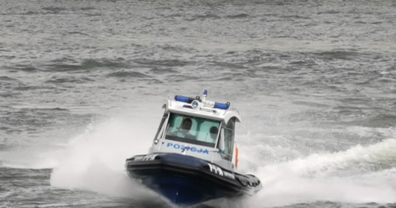 Trzy osoby nie były w stanie dopłynąć brzeg jeziora Miedwie o własnych siłach. Pomogli im stargardzcy policjanci. 