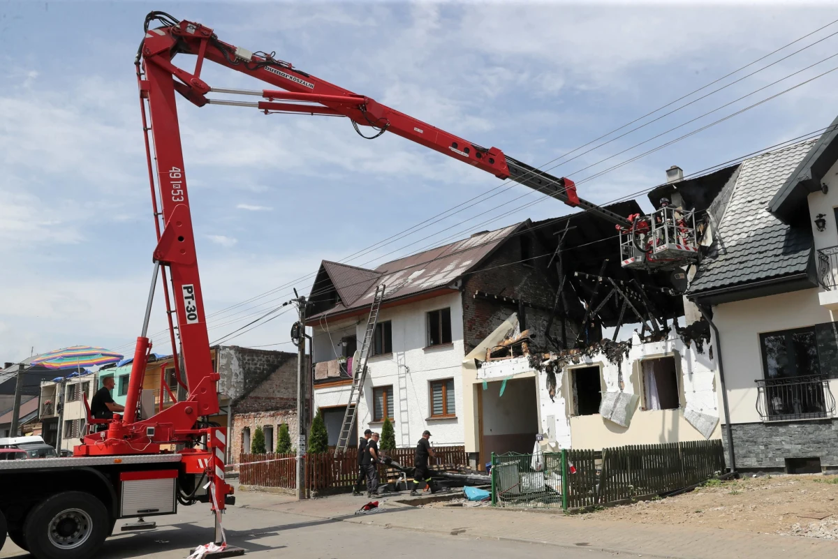 Przed rokiem potężny pożar strawił znaczną część Nowej Białej w Małopolsce. Niemal doszczętnie spłonęło 12 budynków mieszkalnych i kilkadziesiąt gospodarczych. "Straciliśmy wszystko, co mieliśmy. Do zrobienia jest jeszcze dużo" – mówią mieszkańcy wsi dziennikarzowi RMF FM Maciejowi Pałahickiemu. 