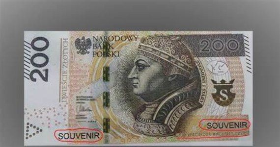 Dwaj mężczyźni zapłacili za posiłek w restauracji w małopolskiej Jabłonce banknotem prezentowym o nominale 200 złotych z napisem souvenir, co oznacza pamiątkę. Kiedy próbowali tego samego w sklepie, czujny sprzedawca zawiadomił policję. 