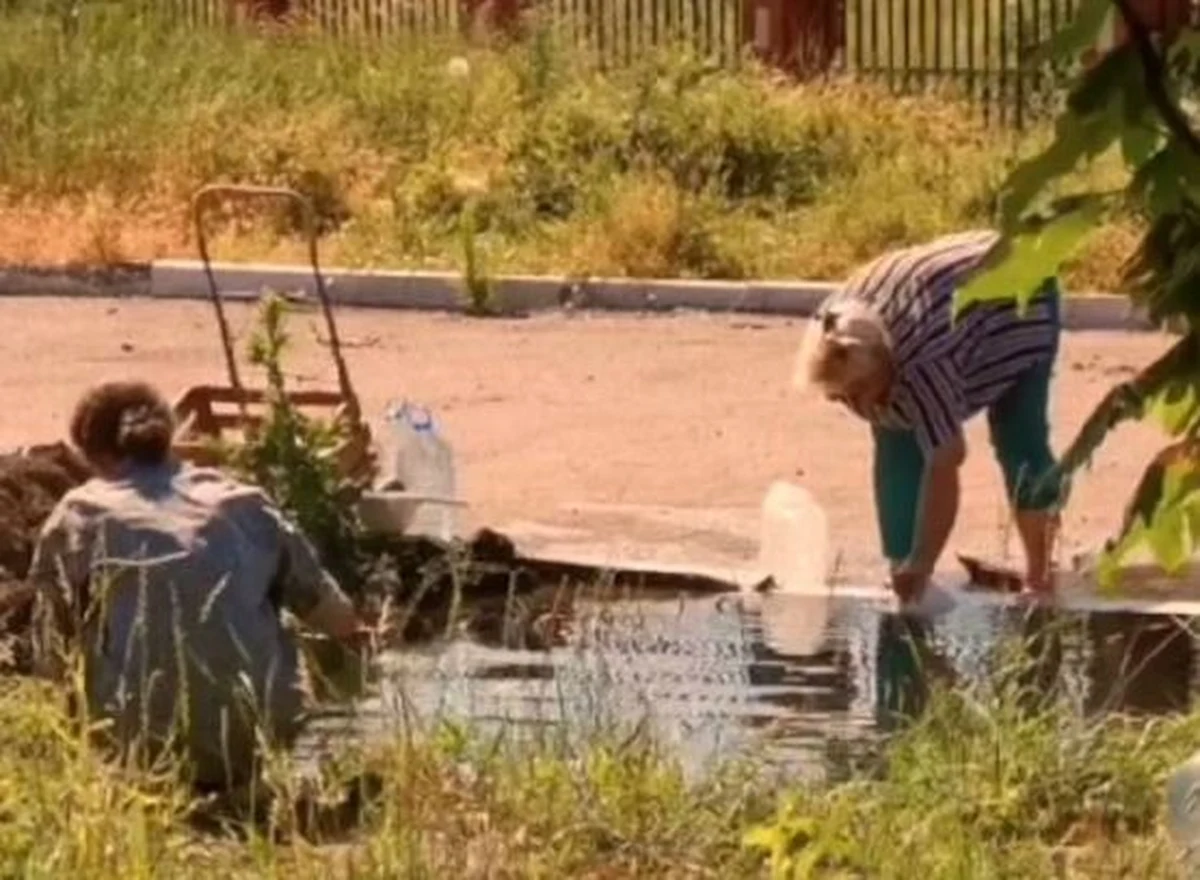 W zniszczonym i okupowanym przez rosyjskie wojska Mariupolu rozkwitają przestępczość i nielegalny handel, zbrojne bandy okradają emerytów, szabrownicy wyprzedają zrabowaną biżuterię, a miejscowa "policja" przymyka na to wszystko oczy - poinformował doradca mera Mariupola Petro Andriuszczenko.