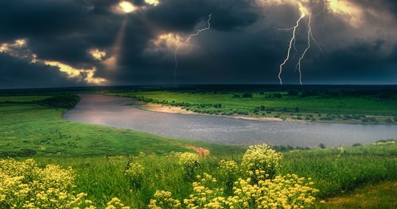 Zmiany klimatu zachodzą szybciej, niż mówiły początkowe prognozy. Będziemy mieli częściej do czynienia z takimi upałami, które będą dość mocno wpływać na nasze samopoczucie i codzienne życie - mówił w internetowym radiu RMF24 Piotr Szuster ze Stowarzyszenie Skywarn Polska - Polscy Łowcy Burz, który był gościem Bogdana Zalewskiego w rozmowie „7 pytań o 7:07”.