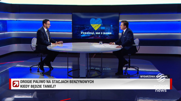 Bogdan Rymanowski zapytał swojego gościa o zapowiedź Donalda Tusk, który stwierdził, że kiedy przejmie władzę, benzyna będzie kosztować 5,19 zł za litr. - Dlaczego pan tego nie potrafi zrobić? - pytał dziennikarz.

- Donald Tusk też nie potrafi tego zrobić. To jest tylko pokaz chwili, pokaz obrazka, bez konsekwencji w tym zakresie. To są niepoważne słowa, które tak naprawdę tworzą pewien zamęt. Zupełnie niepotrzebnie - odparł szef Orlenu.

- Ja rozumiem, że wszyscy denerwujemy się jeżeli chodzi o paliwa, bo faktycznie koszt paliw jest bardzo wysoki, ale chyba zapomnieliśmy o wojnie, o sankcjach, zapomnieliśmy, że dziś cały świat ma z tym problemy - mówił dalej Daniel Obajtek.