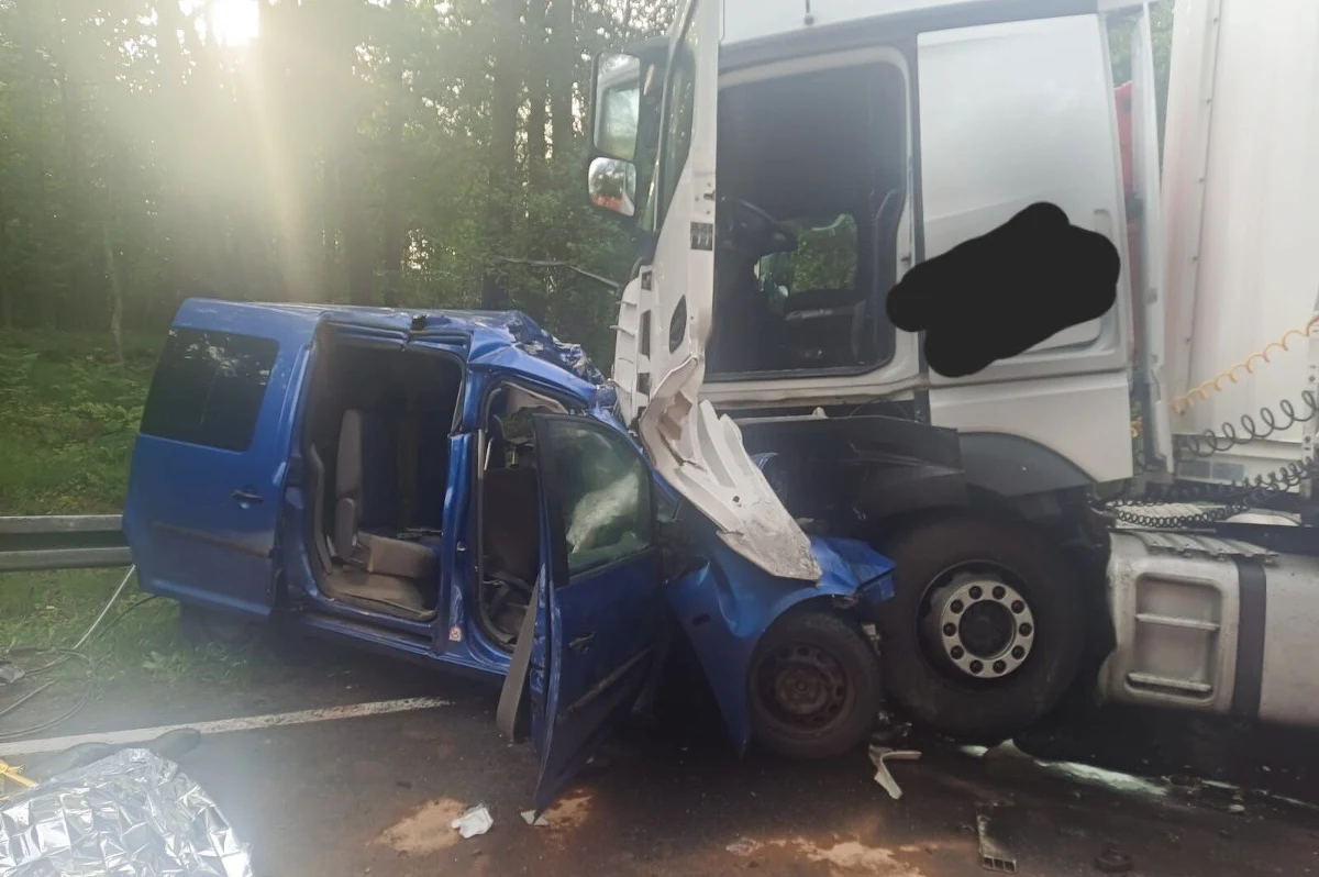 Tragiczny wypadek w Trzebielinie koło Bytowa w woj. pomorskim. Na krajowej drodze numer 21 zginęły trzy osoby. 