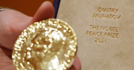 Redaktor naczelny rosyjskiej "Nowej Gaziety" Dmitrij Muratow, laureat Pokojowej Nagrodą Nobla, sprzedał na aukcji w USA swój noblowski medal. Poszedł on za rekordową sumę 103,5 mln dolarów. Pieniądze te przekaże na pomoc dla ukraińskich dzieci, które uciekły przed rosyjską agresją.