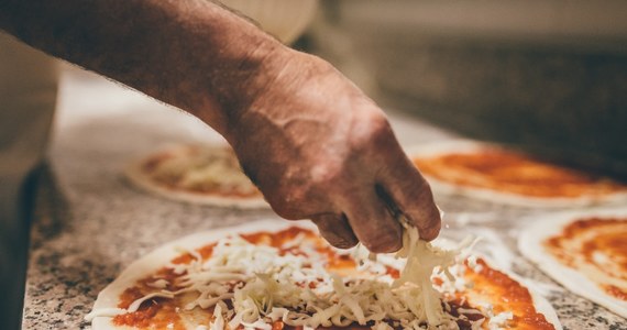 Czy pizza we Włoszech może kosztować kilka euro? Dyskusję na ten temat na progu wakacji prowadzą właściciel luksusowych lokali i piekarze pizzy z Neapolu. Przypominają oni, że od lat karmią tym prostym daniem kolejne pokolenia: zawsze za niewielką sumę.