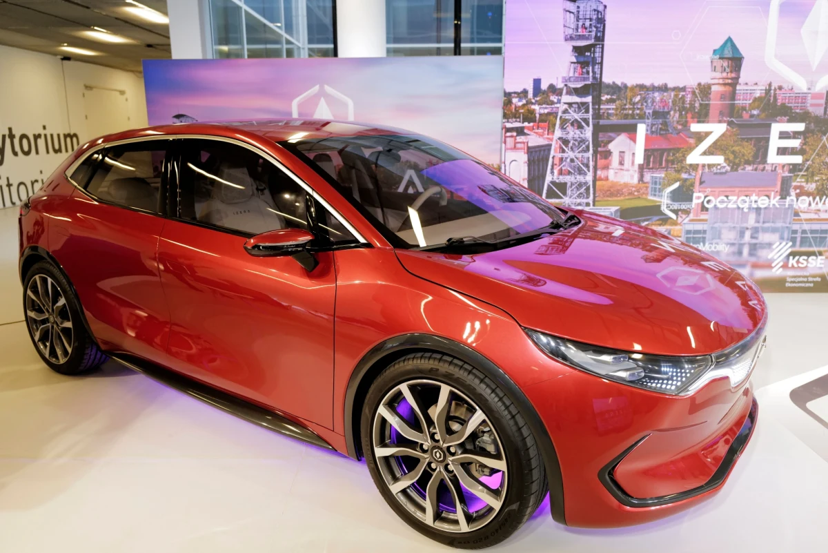 Kiedy w lipcu 2020 roku zaprezentowano prototyp pierwszego produkowanego seryjnie w Polsce samochodu na prąd, zapowiedziano także, że Izera wyjedzie na ulice w 2023 roku. "Rzeczpospolita" podaje dziś, że realizacja projektu uruchomienia produkcji polskiego e-auta utknęła w miejscu.