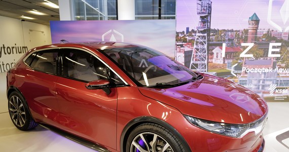 Kiedy w lipcu 2020 roku zaprezentowano prototyp pierwszego produkowanego seryjnie w Polsce samochodu na prąd, zapowiedziano także, że Izera wyjedzie na ulice w 2023 roku. "Rzeczpospolita" podaje dziś, że realizacja projektu uruchomienia produkcji polskiego e-auta utknęła w miejscu.