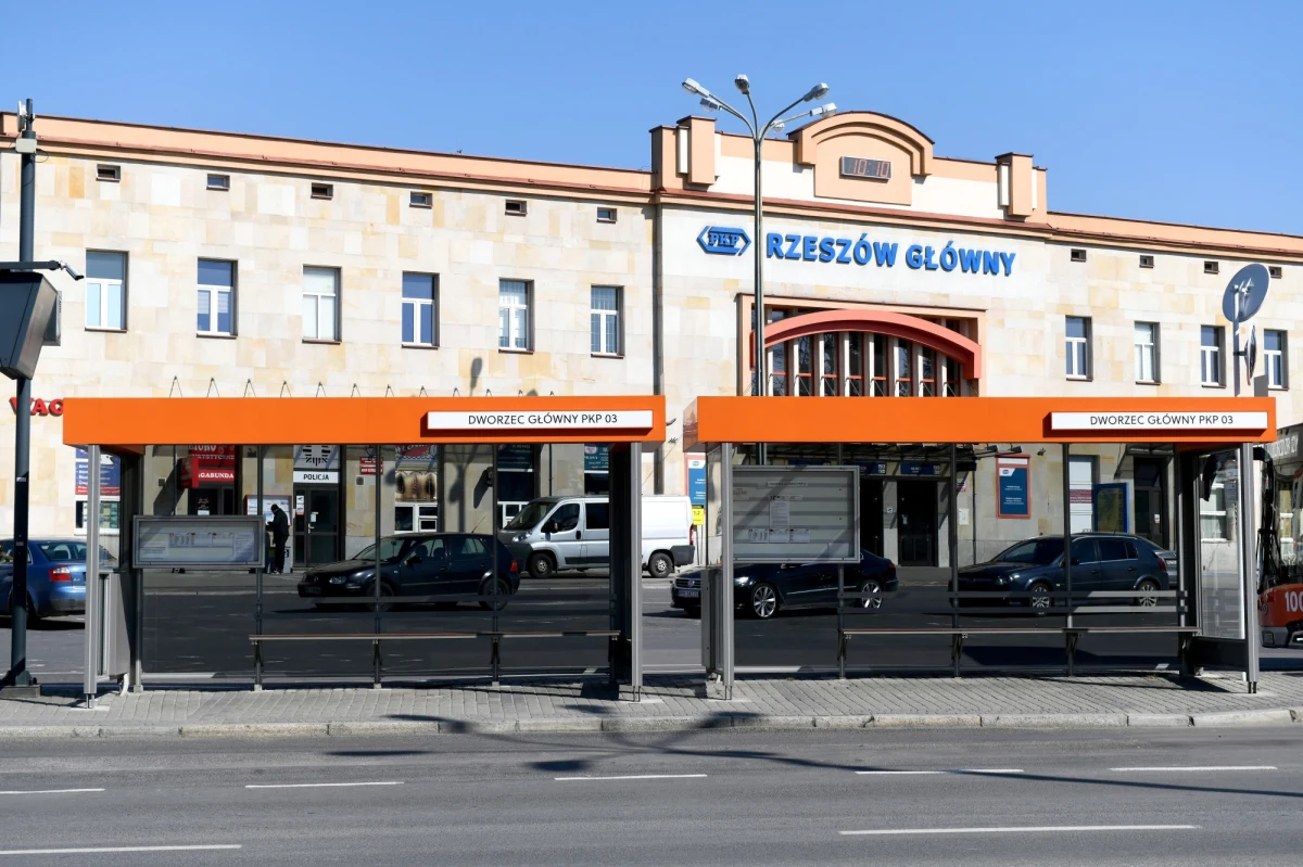 Kierowcy od dziś będą mogli korzystać z ulicy Grottgera w Rzeszowie. W tej okolicy wyznaczane będą miejsca postojowe kiss & ride. Remont zamkniętej dla ruchu ulicy Grottgera - od skrzyżowania z ul. Świętego Mikołaja do placu Kilińskiego przedłużył się o kilka tygodni w związku z przebudową podziemnych instalacji, a także z powodu konieczności przeprowadzenia badań archeologicznych - podaje portal rzeszow-news.pl.