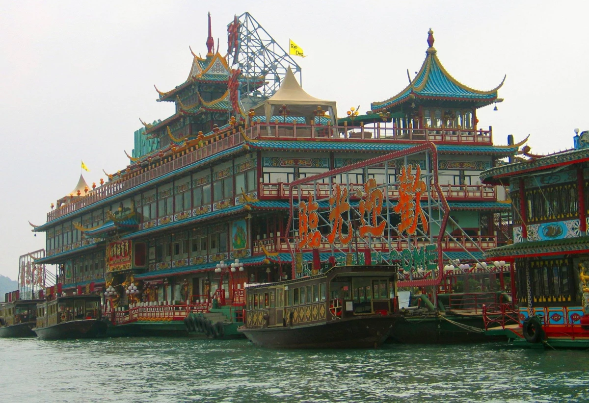 Słynna barka-restauracja Jumbo, w której w ciągu blisko 50-letniej działalności w Hongkongu jedli m.in. brytyjska królowa i Tom Cruise, zatonęła na Morzu Południowochińskim – poinformowała stacja BBC.