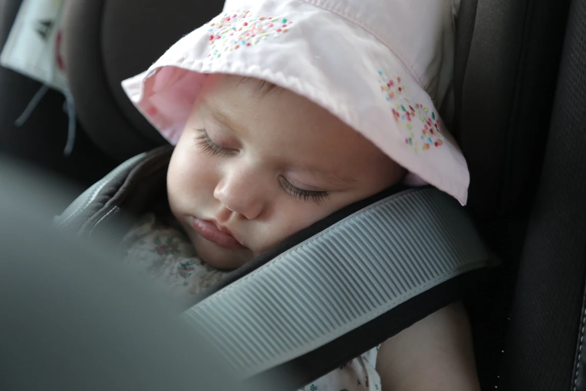 Policjanci z Komisariatu Policji w Zatorze ( Małopolskie) ukarali mandatem karnym ojca, który bez opieki w samochodzie pozostawił śpiącą dwuletnią córeczkę. Płaczące dziecko dostrzegła jedna z ekspedientek. Kobieta uspokoiła dziecko i wezwała policję. 