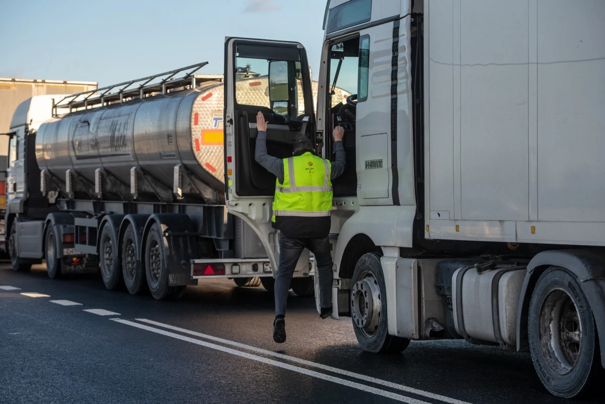 ​Około 12 godzin wynosi czas oczekiwania na wyjazd z Polski na Białoruś przez towarowe przejście graniczne w Koroszczynie (Lubelskie). Kolejka liczy ponad 350 ciężarówek - poinformował we wtorek rzecznik Izby Administracji Skarbowej w Lublinie Michał Deruś.