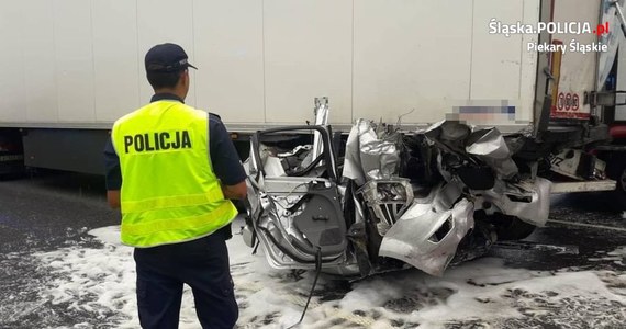 ​Śledczy z komendy w Piekarach Śląskich pod nadzorem prokuratora wyjaśniają okoliczności tragicznego wypadku drogowego, do którego doszło w poniedziałek około godziny 13.00 na autostradzie A1 w kierunku Gliwic. W wyniku tego zdarzenia na miejscu zginęła 22-latka kierująca osobowym fordem, a kierujący ciężarową scanią trafił do szpitala. Świadkowie tego wypadku proszeni są o kontakt z policją.