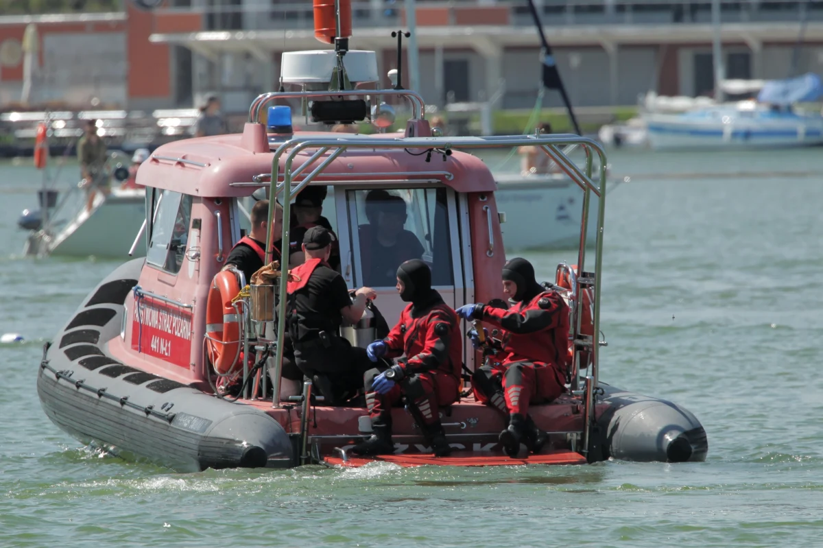 Każdego roku policja, straż pożarna, a także ratownicy wodni przypominają podstawowe zasady, o których powinniśmy pamiętać w czasie wypoczynku na wodzie. Sobotnia tragedia na jeziorze Tałty na Mazurach pokazała, że w każdych okolicznościach pamiętamy np. o kamizelkach ratunkowych, czy rozwadze.