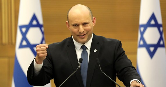 Kancelaria premiera Izraela Naftalego Bennetta poinformowała w poniedziałek wieczorem, że rządząca koalicja zostanie rozwiązana, a kraj czekają w październiku lub listopadzie nowe wybory. Tymczasowym premierem zostanie szef dyplomacji Jair Lapid.
