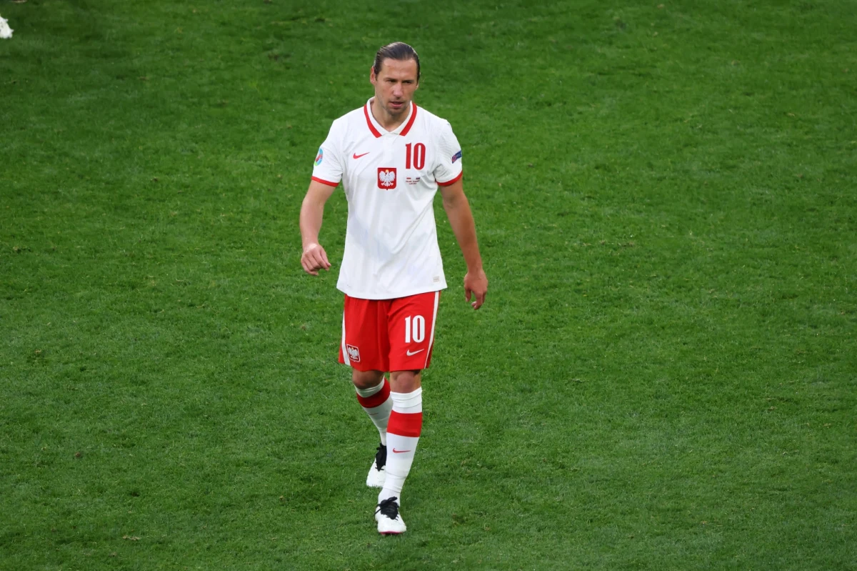 Międzynarodowa Federacja Piłkarska (FIFA) podjęła decyzję o przedłużeniu zasad tymczasowego zatrudnienia piłkarzy grających w ukraińskich i rosyjskich klubach. Dzięki temu Grzegorz Krychowiak czy Sebastian Szymański będą mogli grać poza Rosją.