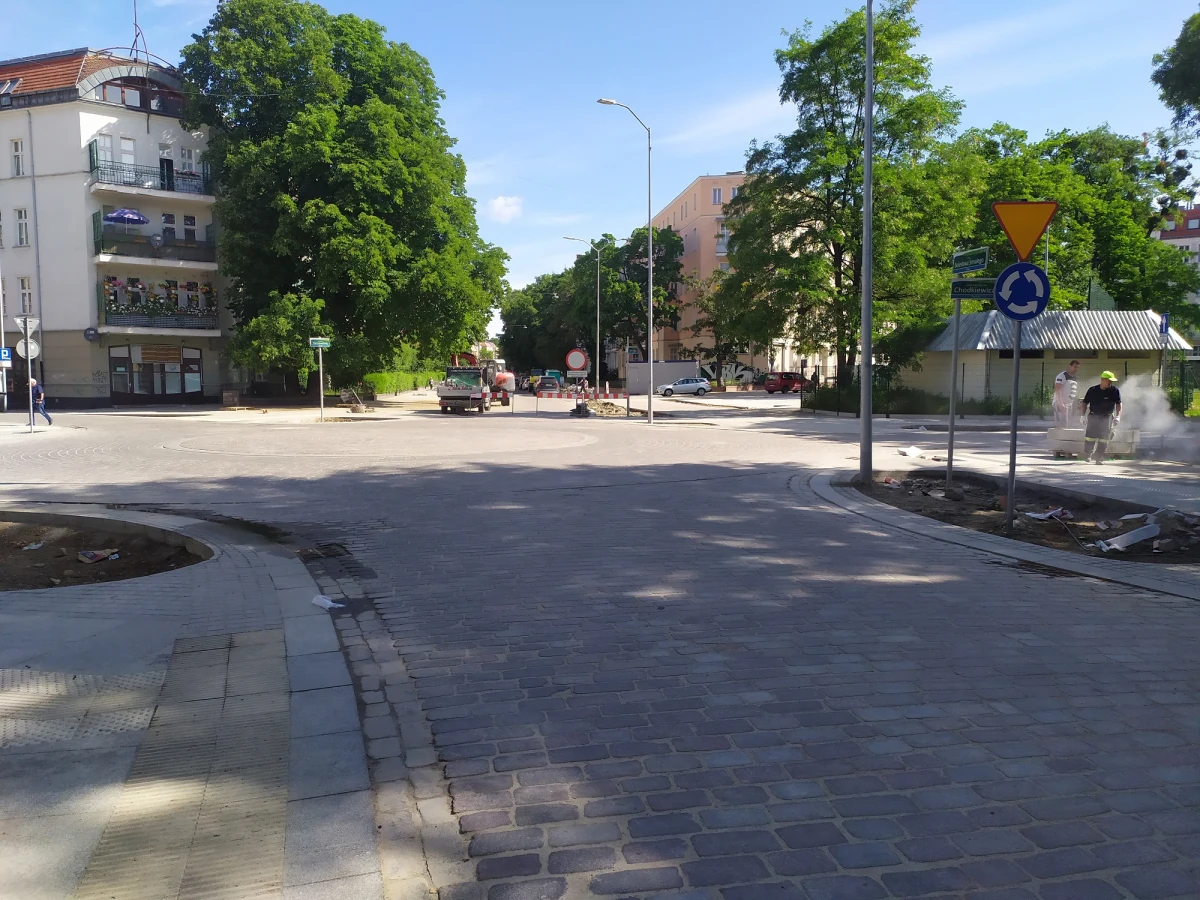 ​Od środy w Szczecinie wprowadzone zostaną zmiany w rejonie przebudowywanych ulic na Turzynie. Wykonawca rozpocznie kolejny etap budowy udostępniając kierowcom nowy odcinek jezdni. Będą też nowe zamknięcia.