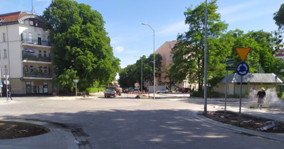 ​Od środy w Szczecinie wprowadzone zostaną zmiany w rejonie przebudowywanych ulic na Turzynie. Wykonawca rozpocznie kolejny etap budowy udostępniając kierowcom nowy odcinek jezdni. Będą też nowe zamknięcia.