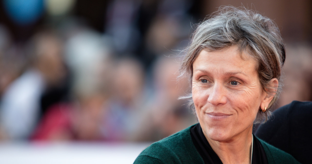 Nie ma urody hollywoodzkiej gwiazdy, często chodzi bez makijażu, od lat stroni od ścianek i celebryckiego życia. Frances McDormand 23 czerwca obchodzi 65. urodziny. Jak rozwijała się jej kariera? Początki nie były łatwe. "Nie byłam ładna, nie byłam słodka, nie byłam piękna, nie miałam odpowiedniego ciała" - wyznała w jednym z wywiadów.